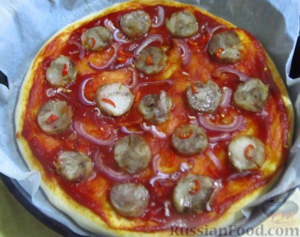 Простая пицца с домашней колбасой