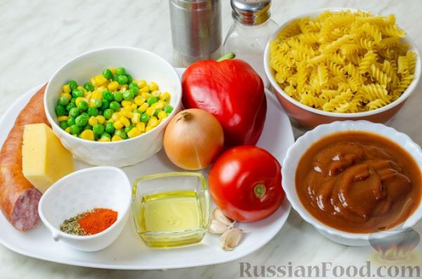 Макароны в томатном соусе с колбасой, сладким перцем, горошком и кукурузой